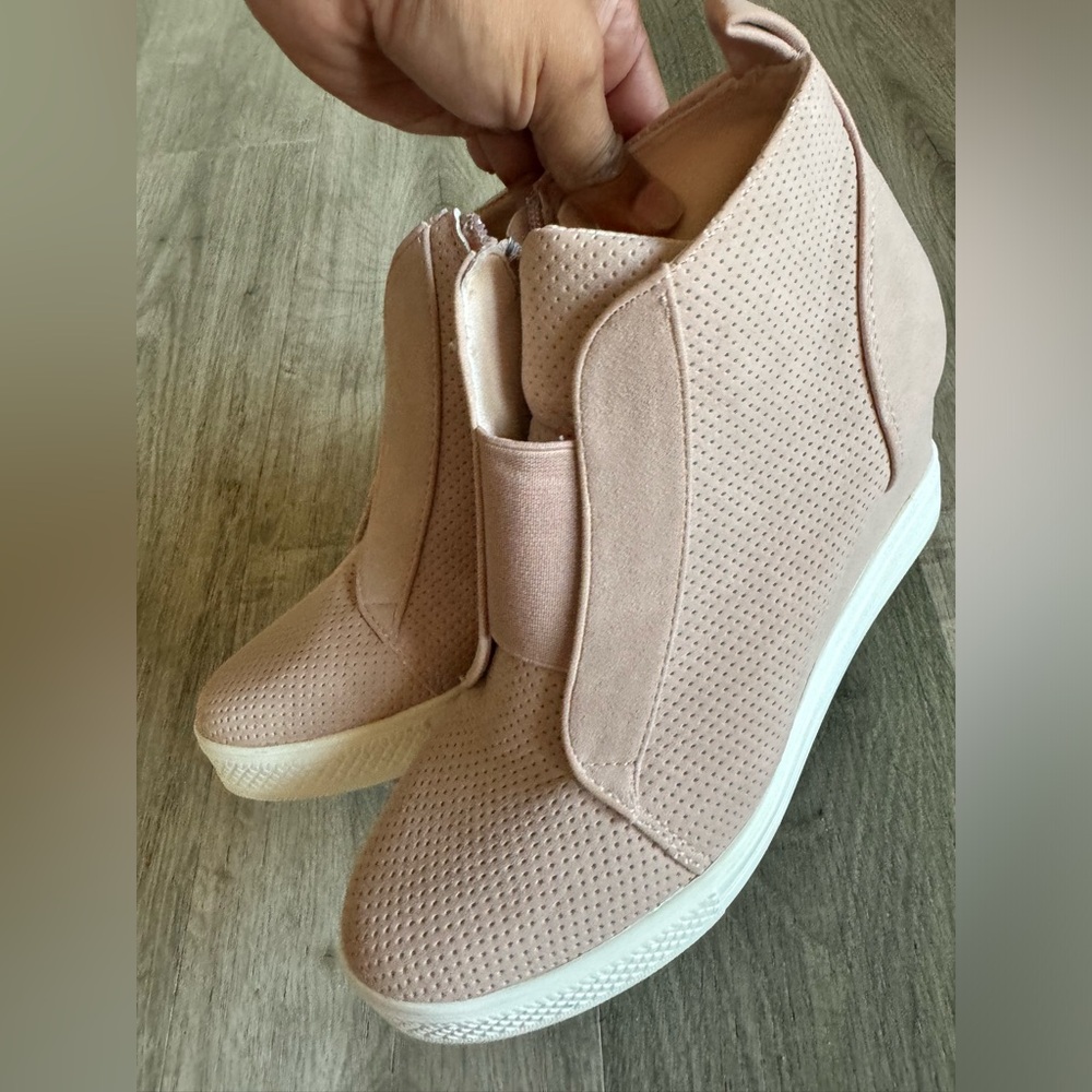 Womens wedge shoe